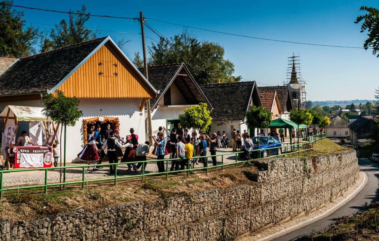 Apartamento Sobe Na Vinskoj Cesti Zmajevac Exterior foto