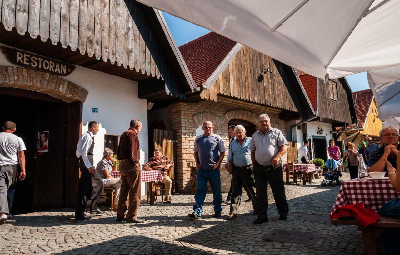 Apartamento Sobe Na Vinskoj Cesti Zmajevac Exterior foto