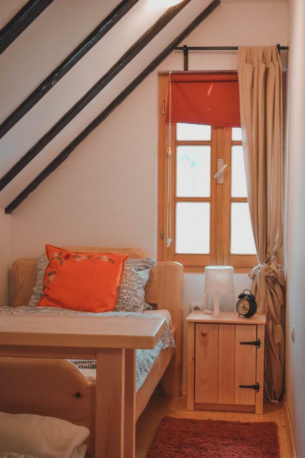 Apartamento Sobe Na Vinskoj Cesti Zmajevac Exterior foto